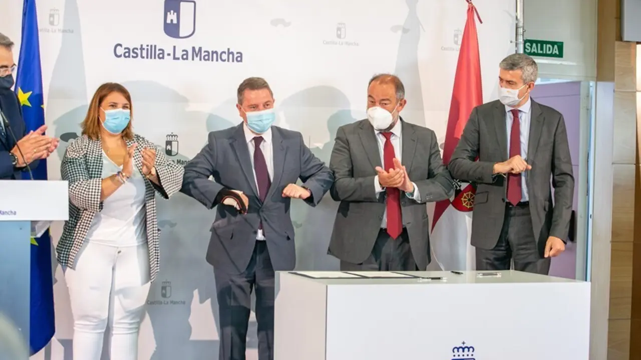 El presidente de Castilla-La Mancha, Emiliano Garc&iacute;a-Page, firma tres protocolos de colaboraci&oacute;n con el rector de la Universidad de Castilla-La Mancha, Juli&aacute;n Garde, y la alcaldesa de Talavera, Tita Garc&iacute;a &Eacute;lez.