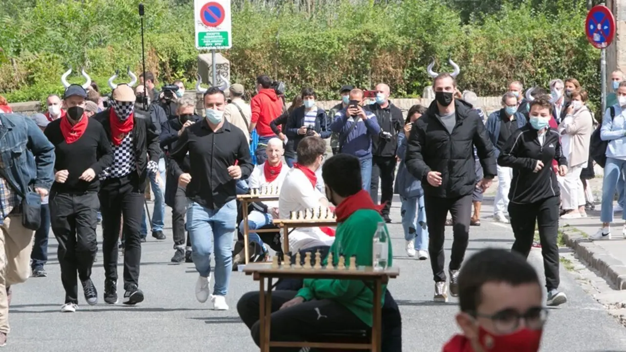 Seis jugadors de ajedrez compiten contra 80 personas a lo largo del recorrido del encierro