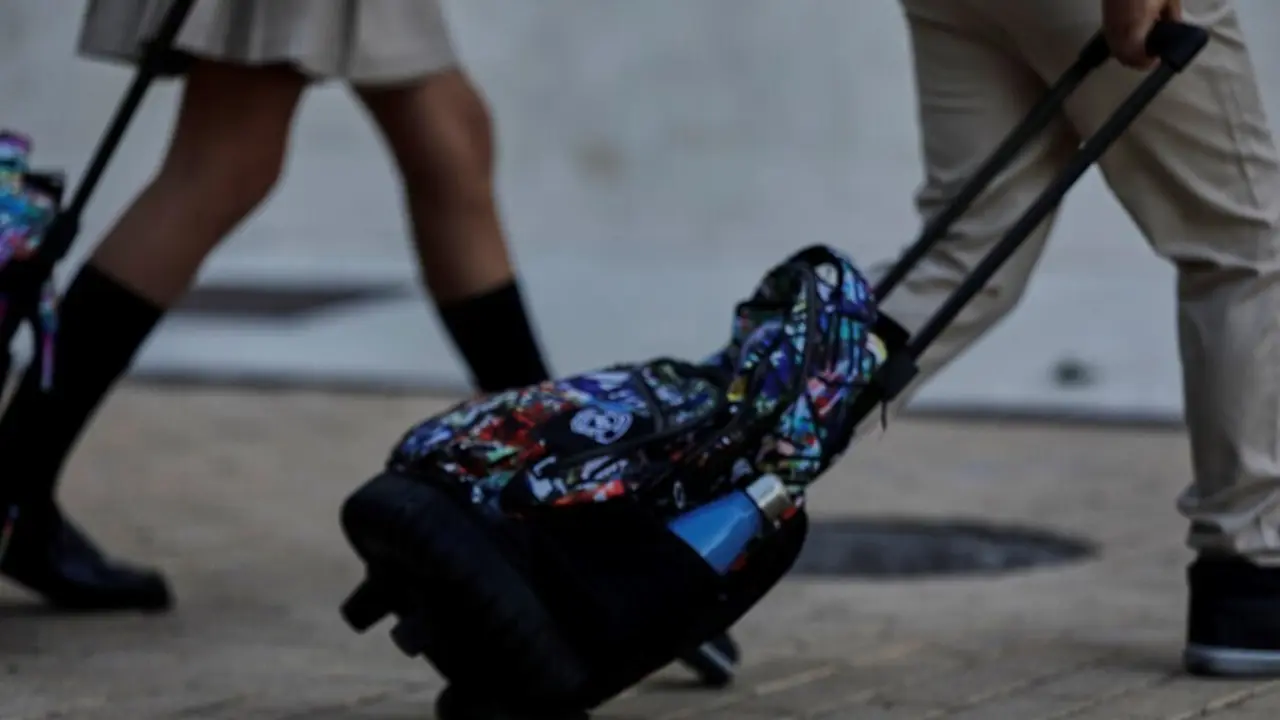 Archivo - Alumnos con una mochila.