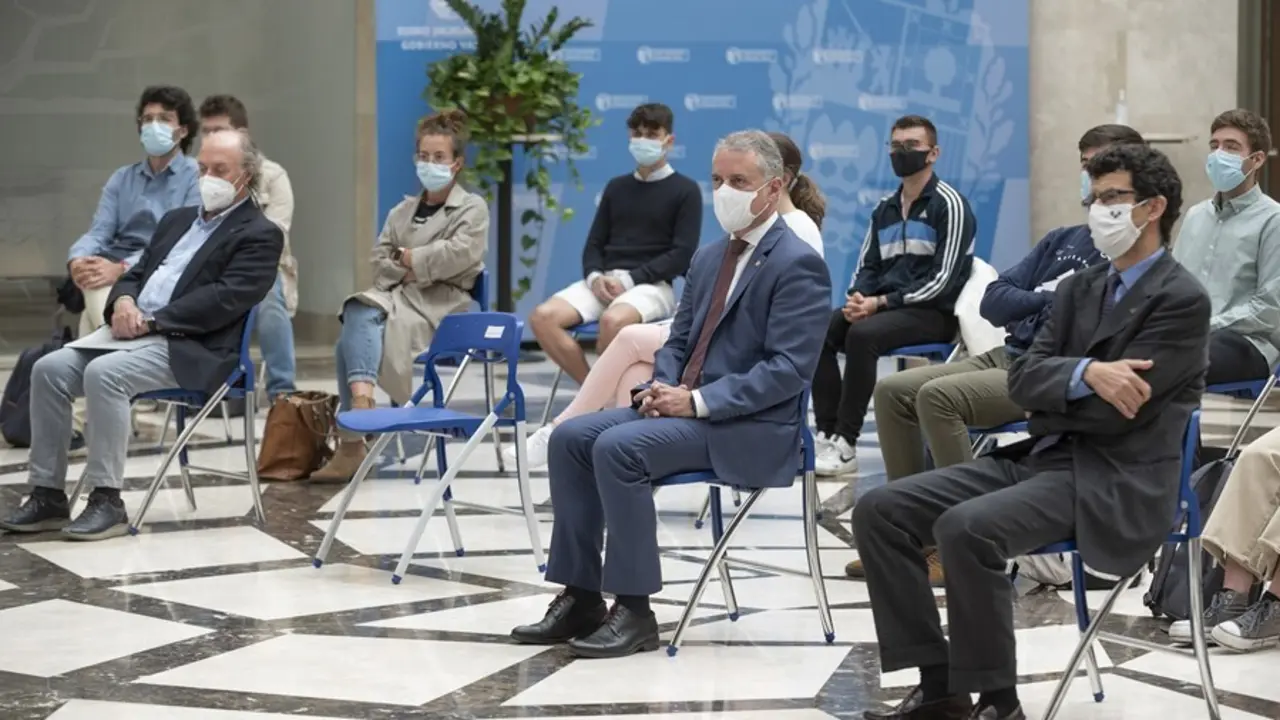 Urkullu durante la recepci&oacute;n del alumnado y responsables de los Cursos de Derecho Internacional y Relaciones Internacionales de Vitoria