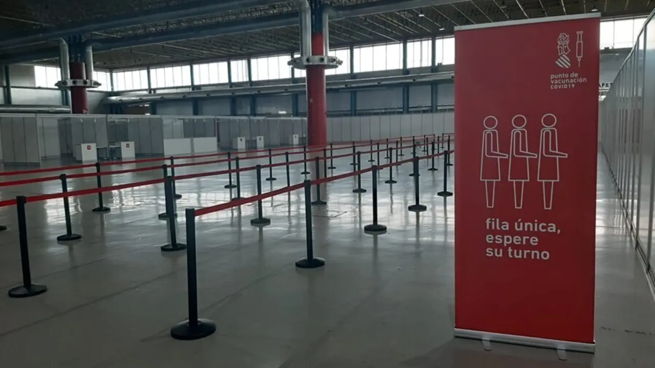 Archivo - Punto de vacunaci&oacute;n masiva en IFA de Elche