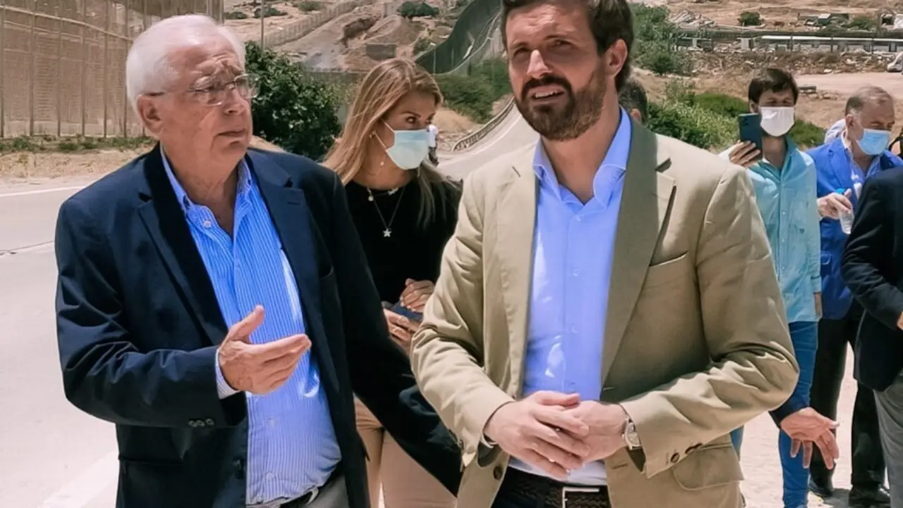 El presidente del PP, Pablo Casado, durante una visita a la valla de Melilla junto al presidente local del PP, Juan Jos&eacute; Imbroda