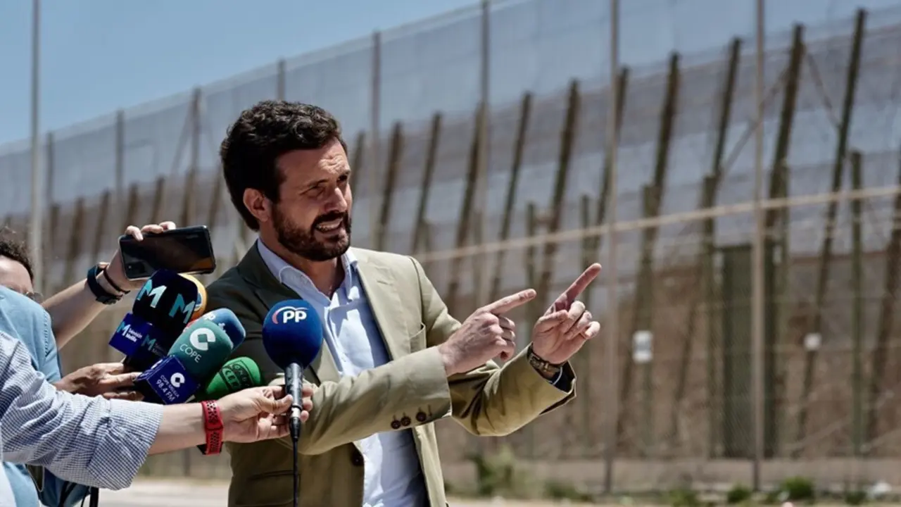 El l&iacute;der del PP, Pablo Casado, atiende a los medios junto a la valla de Melilla situada entre la frontera de Beni Ensar y la de Barrio Chino. En Melilla, a 14 de julio de 2021.