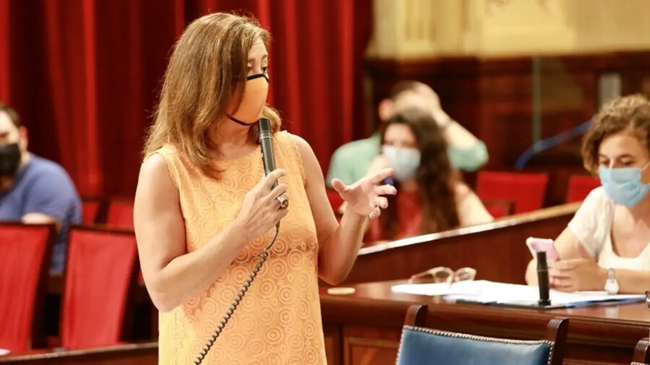 La presidenta del Govern, Francina Armengol, durante un pleno del Parlament.