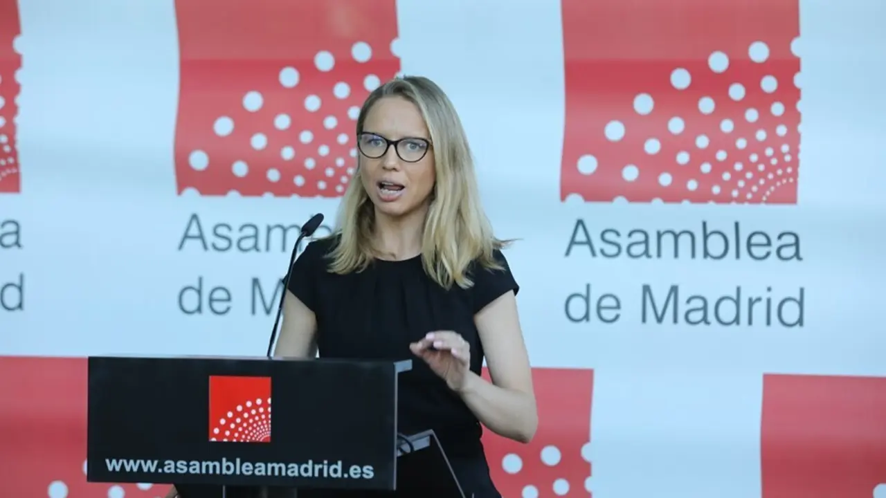 La portavoz de Unidas Podemos en la Asamblea de Madrid, Carolina Alonso, interviene en una rueda de prensa previa a una sesi&oacute;n de control al Gobierno de la Comunidad de Madrid en la Asamblea de Madrid