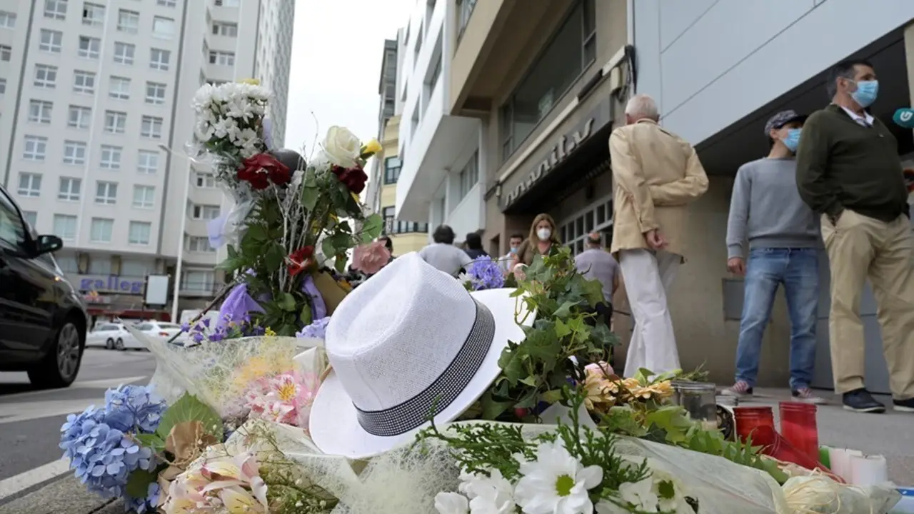 Flores y objetos en el altar colocado en la acera donde fue golpeado Samuel, el joven asesinado en A Coru&ntilde;a el pasado s&aacute;bado 3 de julio.