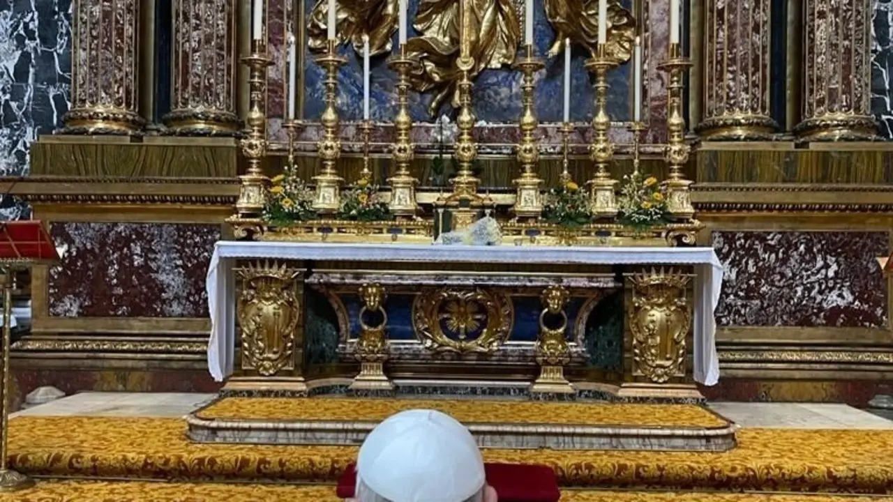El Papa en la Iglesia Santa Mar&iacute;a la Mayor, de Roma, despu&eacute;s de recibir el alta tras su hospitalizaci&oacute;n de diez d&iacute;as por una operaci&oacute;n de colon