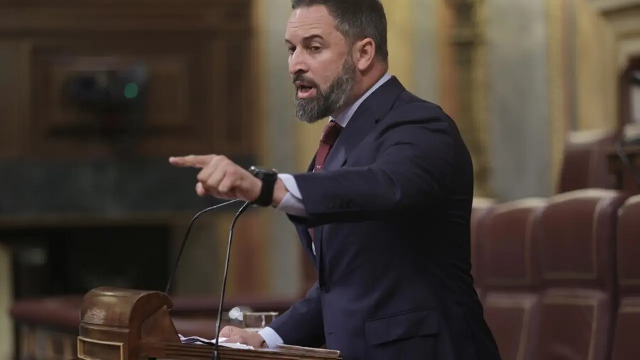 El l&iacute;der de Vox, Santiago Abascal, interviene en una sesi&oacute;n de control al Gobierno en el Congreso 