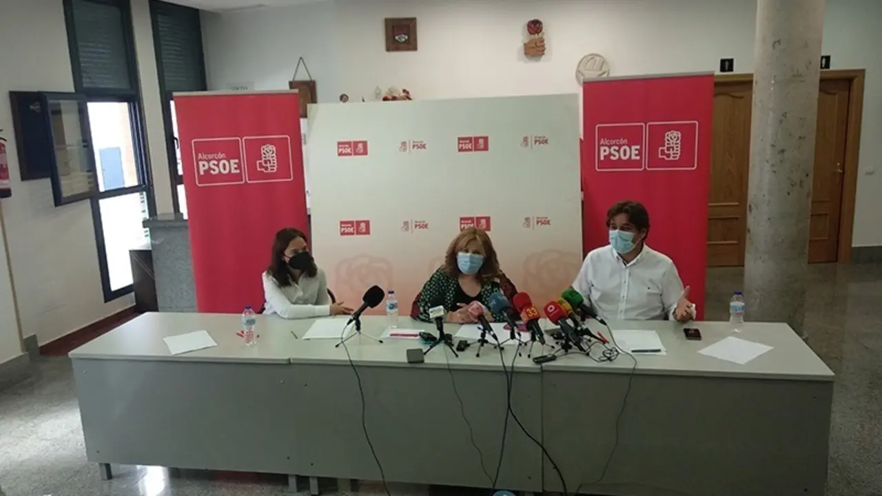 Archivo - Las alcaldesas socialistas de Alcorc&oacute;n y Getafe, Natalia de Andr&eacute;s y Sara Hern&aacute;ndez, as&iacute; como el regidor de Fuenlabrada, Javier Ayala,en rueda de prensa conjunta para buscar un proyecto ganador para 2023
