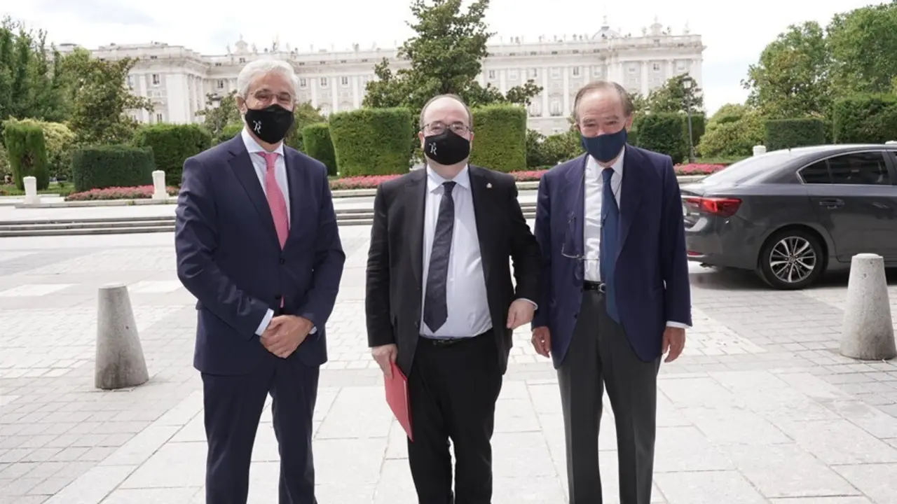 El director general del Teatro Real, Ignacio Garc&iacute;a-Belenguer; el ministro de Cultura y Deporte, Miguel Iceta, y Gregorio Mara&ntilde;&oacute;n, presidente del Teatro Real.