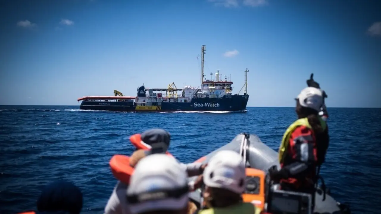 Archivo - Rescate de migrantes por parte del barco de la ONG Sea Watch.