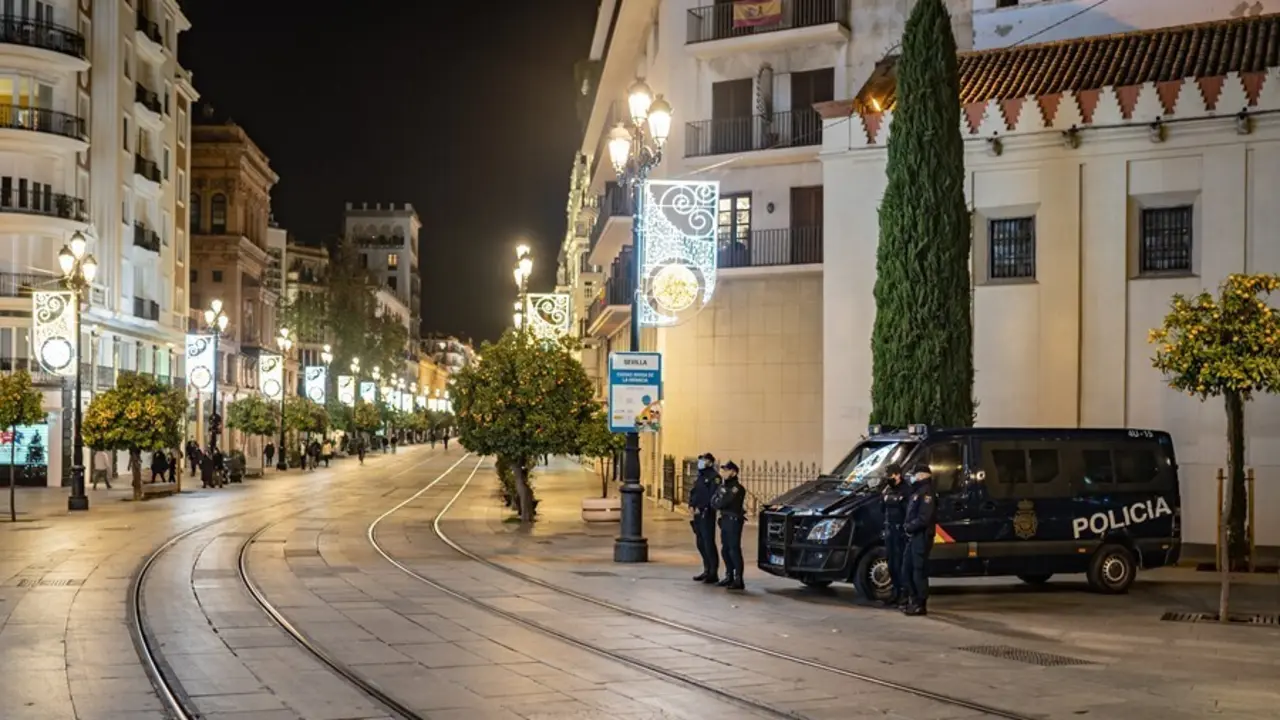 Archivo - Una calle de Sevilla vac&iacute;a y con presencia policial durante la Nochevieja de 2020.