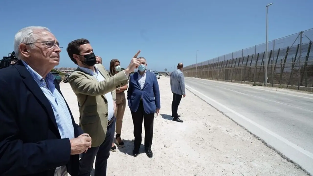 El presidente del PP, Pablo Casado, junto al presidente de la formaci&oacute;n en Melilla, Juan Jos&eacute; Imbroda, en una visita a la valla de Meilla. En Melilla, a 14 de julio de 2021.