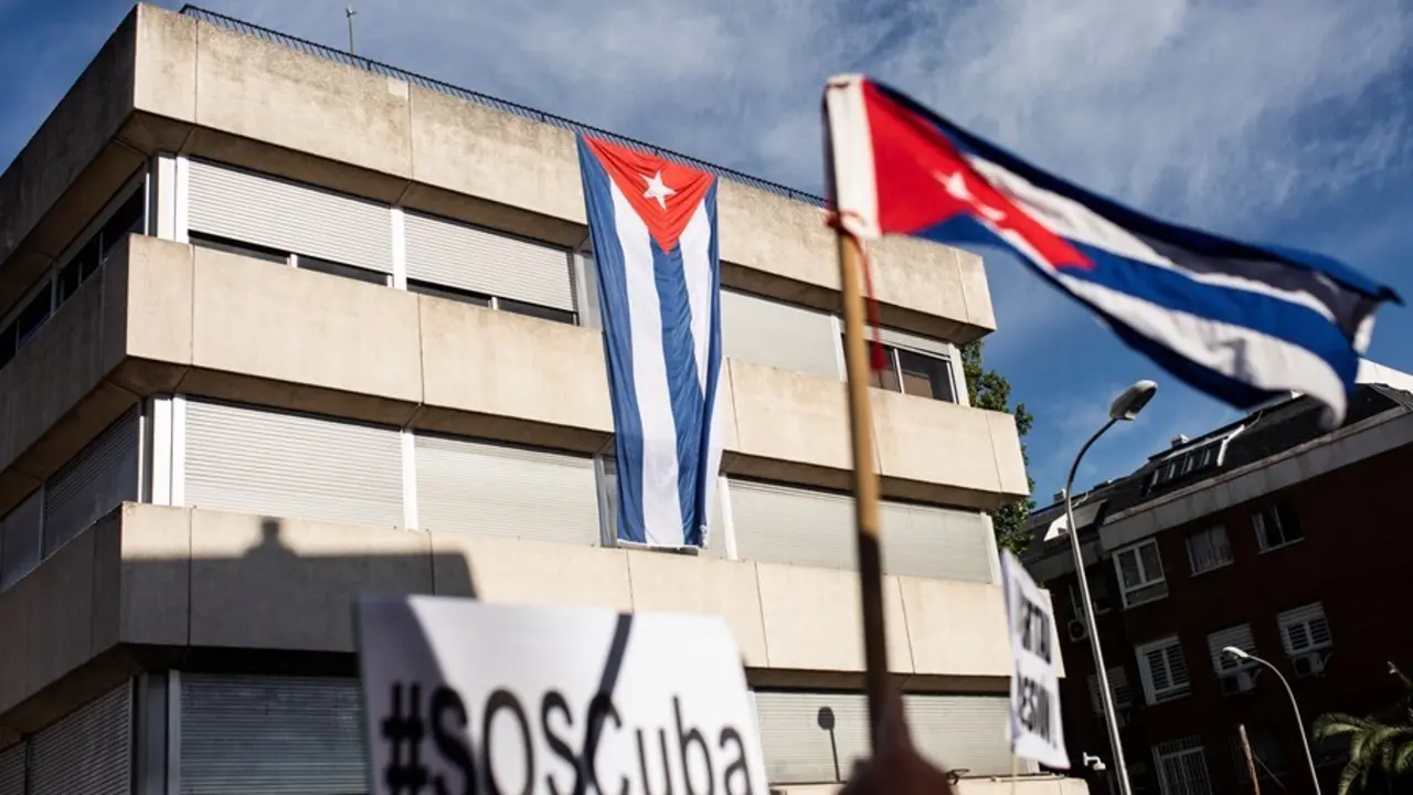 Varias personas se concentran ante la Embajada de Cuba en Madrid en contra del r&eacute;gimen comunista del Gobierno cubano, a 13 de julio de 2021, en Madrid (Espa&ntilde;a). Convocada por la Alianza Iberoamericana Europea contra el comunismo con el lema&nbsp;  &lsquo;por la libe
