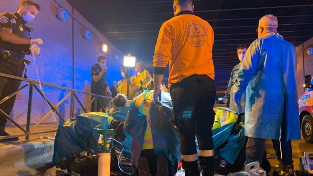Fallece un joven de 18 a&ntilde;os en un t&uacute;nel de Madrid a causa de cuatro heridas por arma blanca en la espalda.