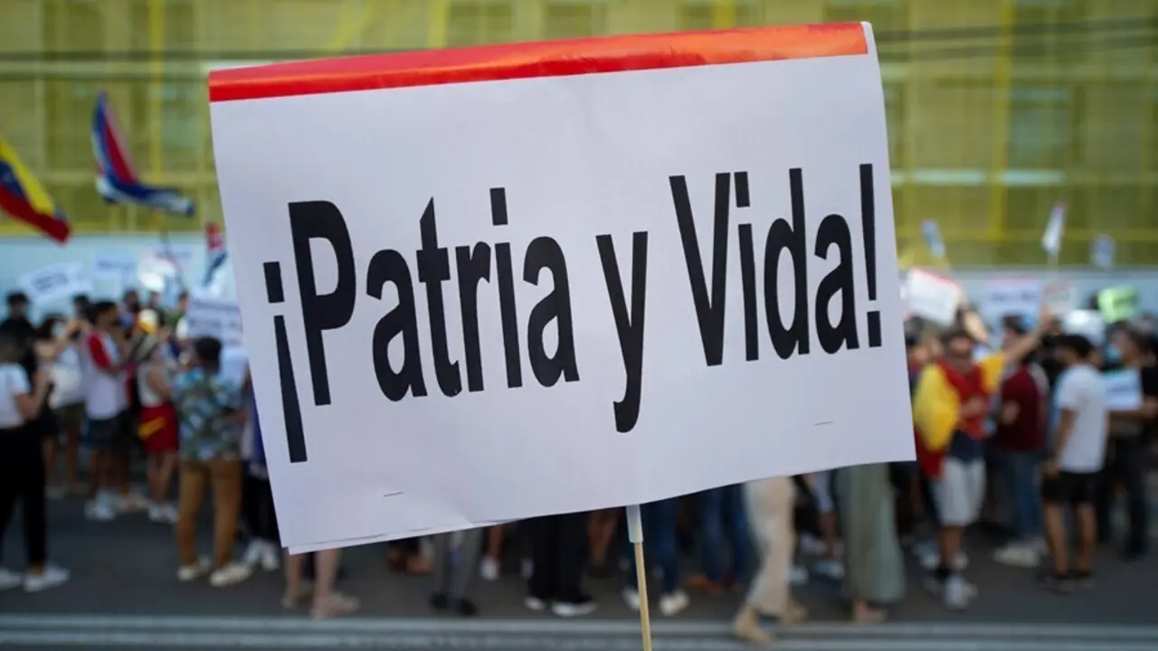 Decenas de personas durante una concentraci&oacute;n promovida por Vox, en apoyo a las protestas en Cuba, ante la embajada de Cuba en Espa&ntilde;a, a 12 de julio de 2021, en Madrid (Espa&ntilde;a). La convocatoria de la protesta ha sido difundida durante el d&iacute;a de hoy por el