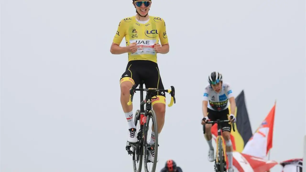 El ciclista esloveno del UAE - Team Emirates Tadej Pogacar celebra con el maillot amarillo de l&iacute;der de la general su victoria en la decimos&eacute;ptima etapa del Tour de Francia, este mi&eacute;rcoles entre Muret y Saint Lary Solan Col du Portet, de 178 kil&oacute;metros. EFE/CHRISTOPHE PETIT-TESSON
