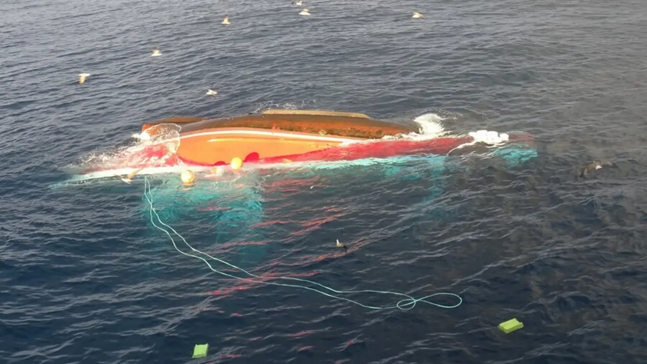 Barco volcado