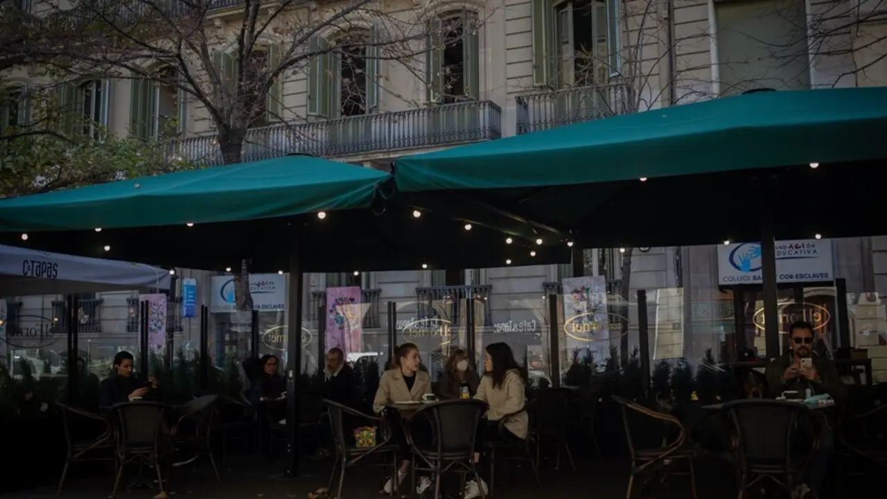 Archivo - Varias personas en una terraza durante el primer d&iacute;a del inicio del primer tramo de la desescalada de la segunda ola por el coronavirus en Barcelona, Catalunya (Espa&ntilde;a), a 23 de noviembre de 2020