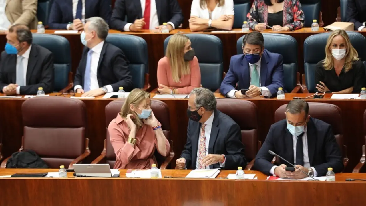 La consejera de Medio Ambiente, Vivienda y Agricultura, Paloma Mart&iacute;n (1i), habla con el consejero de Educaci&oacute;n, Universidades, y Ciencia, Enrique Ossorio (centro), durante una sesi&oacute;n de control al Gobierno de la Comunidad de Madrid en la Asamblea de Madr