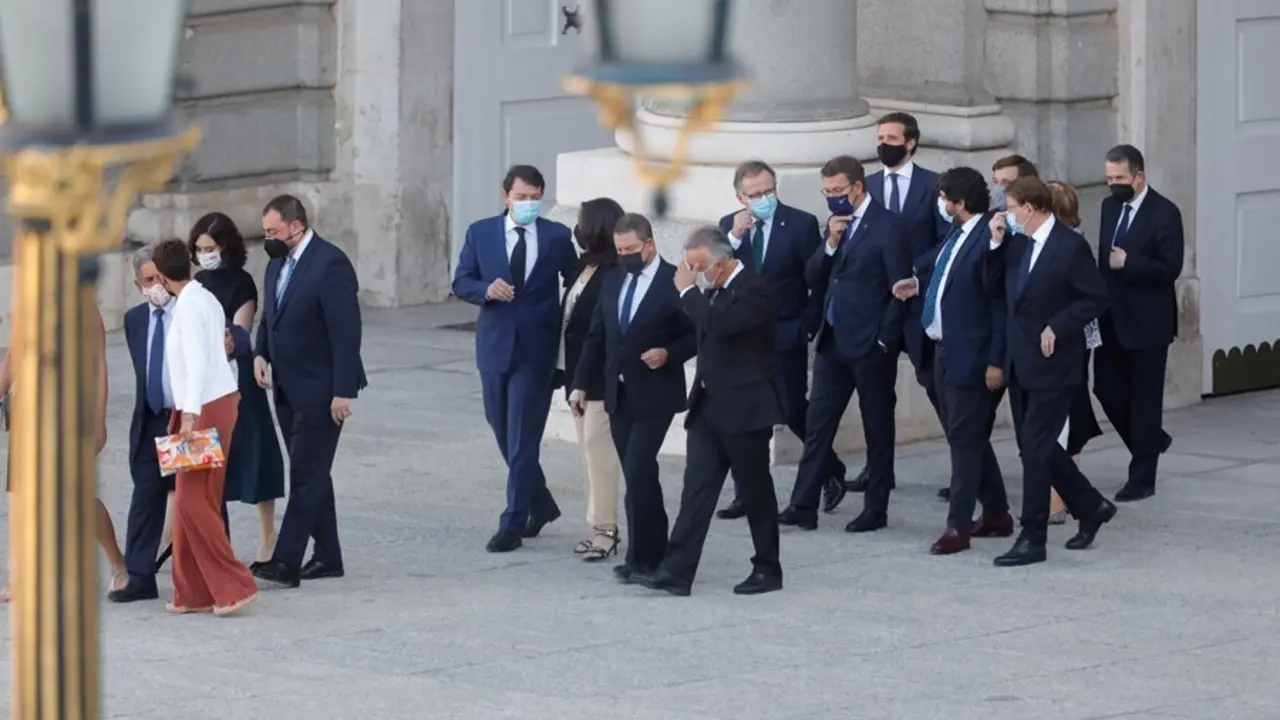 (I-D) En la primera fila, la presidenta de la Comunidad de Madrid, Isabel D&iacute;az Ayuso; el presidente de Asturias, Adri&aacute;n Barb&oacute;n; la presidenta de las Islas Baleares, Francina Armengol; el presidente de Cantabria, Miguel &Aacute;ngel Revilla y La presidenta de Nav