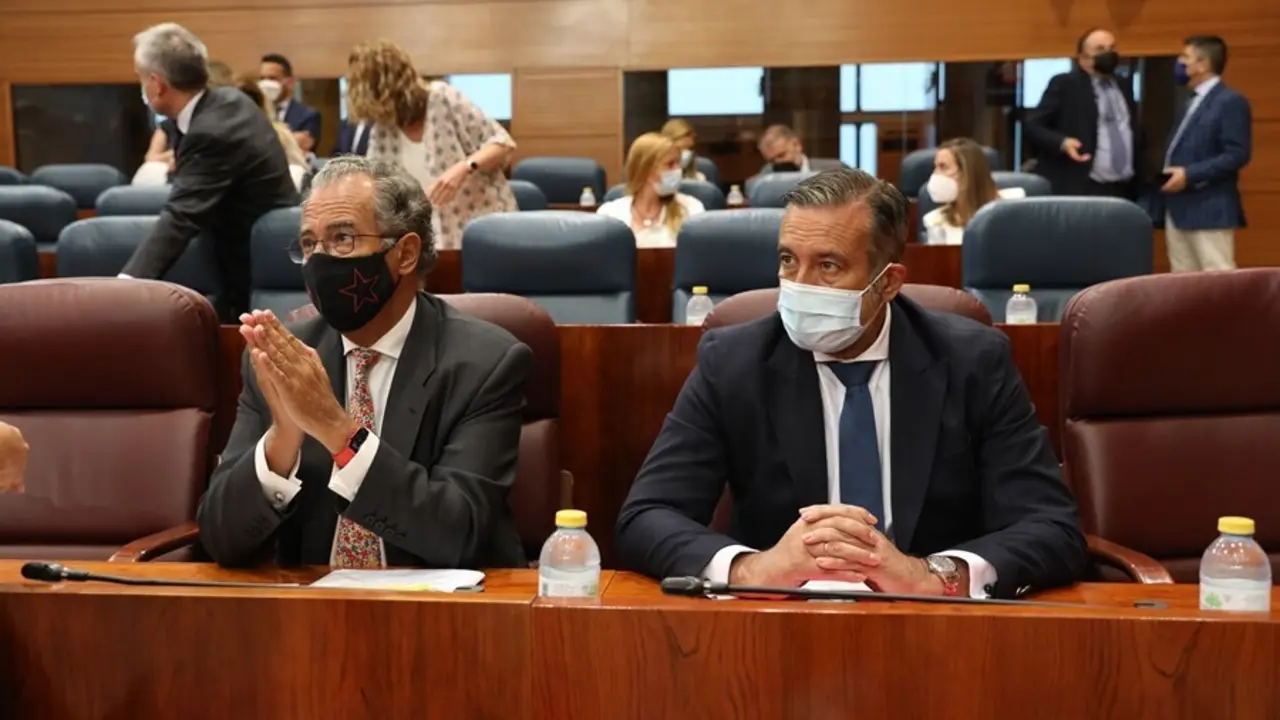 El consejero de Educaci&oacute;n, Universidades, Ciencia y portavoz del Gobierno, Enrique Ossorio (i) y el consejero de Presidencia, Justicia e Interior de la Comunidad de Madrid, Enrique L&oacute;pez, durante una sesi&oacute;n plenaria en la Asamblea de Madrid, a 15 de julio