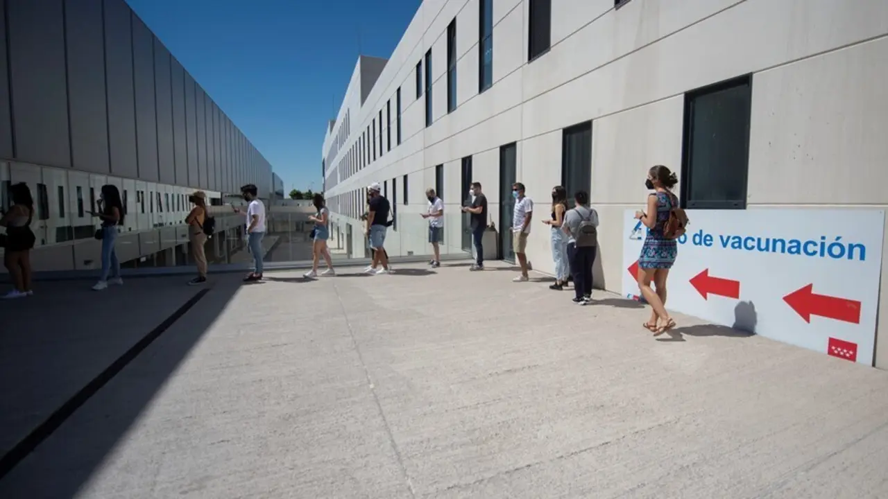 Un grupo de j&oacute;venes esperan para recibir la primera dosis de la vacuna Pfizer en el Hospital Zendal 