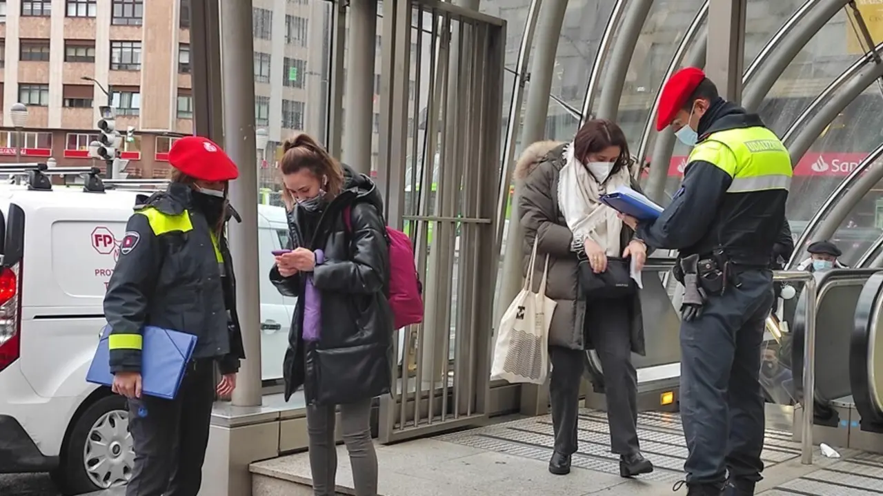 Archivo - Agentes de la Polic&iacute;a Municipal de Bilbao realizan controles en las bocas del Metro