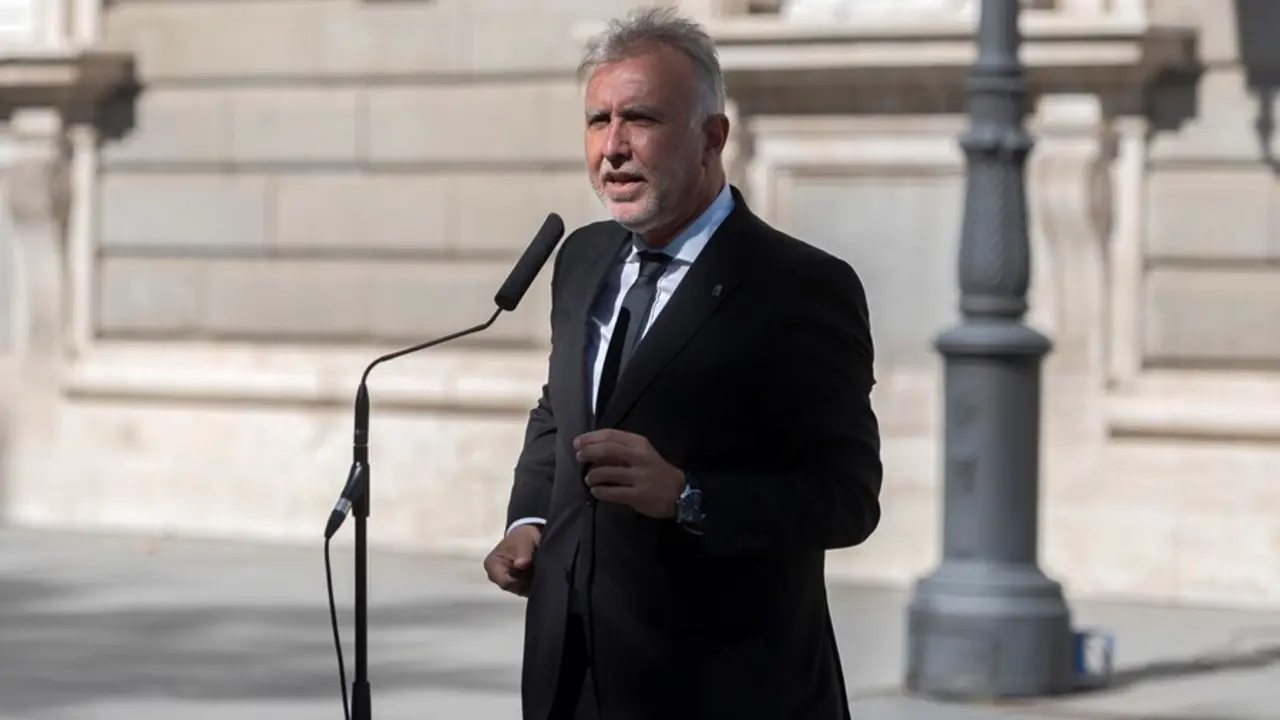 Archivo - El presidente de Canarias, &Aacute;ngel V&iacute;ctor Torres, ofrece declaraciones a los periodistas en las inmediaciones del Palacio Real tras el acto de homenaje de Estado a las v&iacute;ctimas de la enfermedad por coronavirus y de reconocimiento al personal sanit