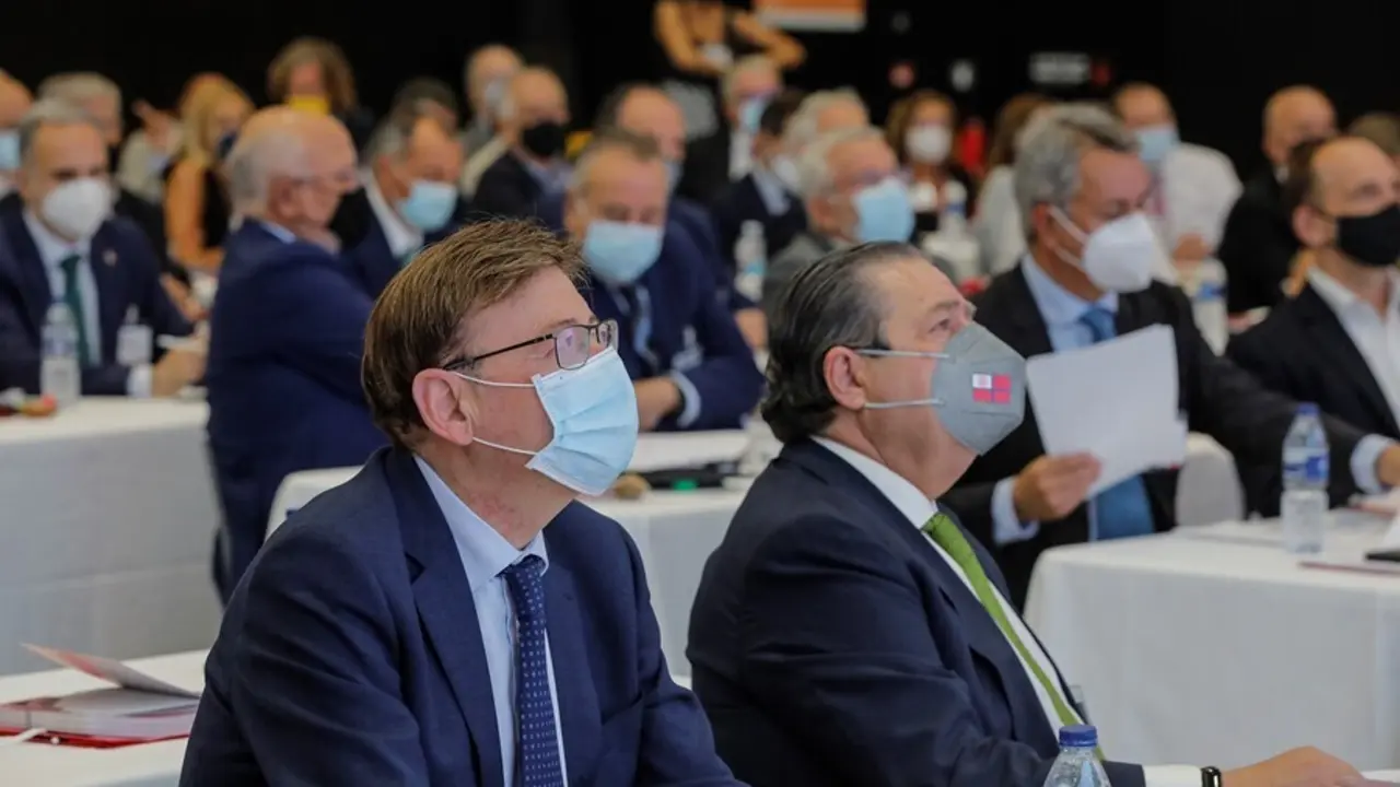 El president de la Generalitat, Ximo Puig (i) y el presidente de AVE, Vicente Boluda, asisten a la ponencia del exportavoz de CiU en el Congreso y exl&iacute;der de Uni&oacute; Democr&agrave;tica, Josep Antoni Duran i Lleida, durante la Asamblea General de la Asociaci&oacute;n Valen