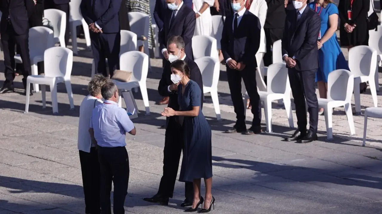 Los Reyes, Felipe VI y Letizia, conversan con asistentes en el acto de homenaje de Estado a las v&iacute;ctimas de la enfermedad por coronavirus y de reconocimiento al personal sanitario, en la plaza de la Armer&iacute;a del Palacio Real, a 15 de julio de 2021