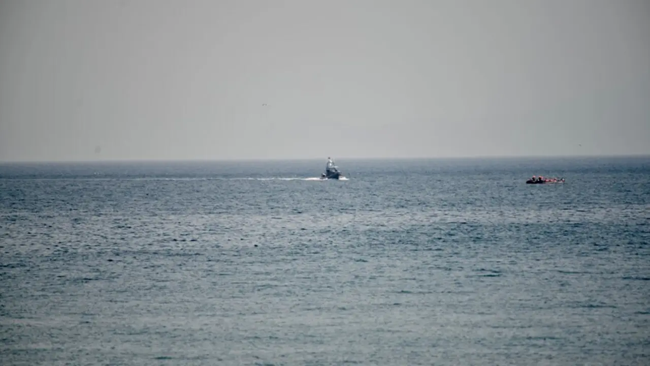 Archivo - Llegada de la lancha de las fuerzas de seguridad marroqu&iacute;es a la zona del espig&oacute;n cercano a la frontera con Ceuta, apoyada por una lancha que ha abortado el intento de llegada de los diez migrantes marroqu&iacute;es a la playa del Tarajal, a 31 de mayo