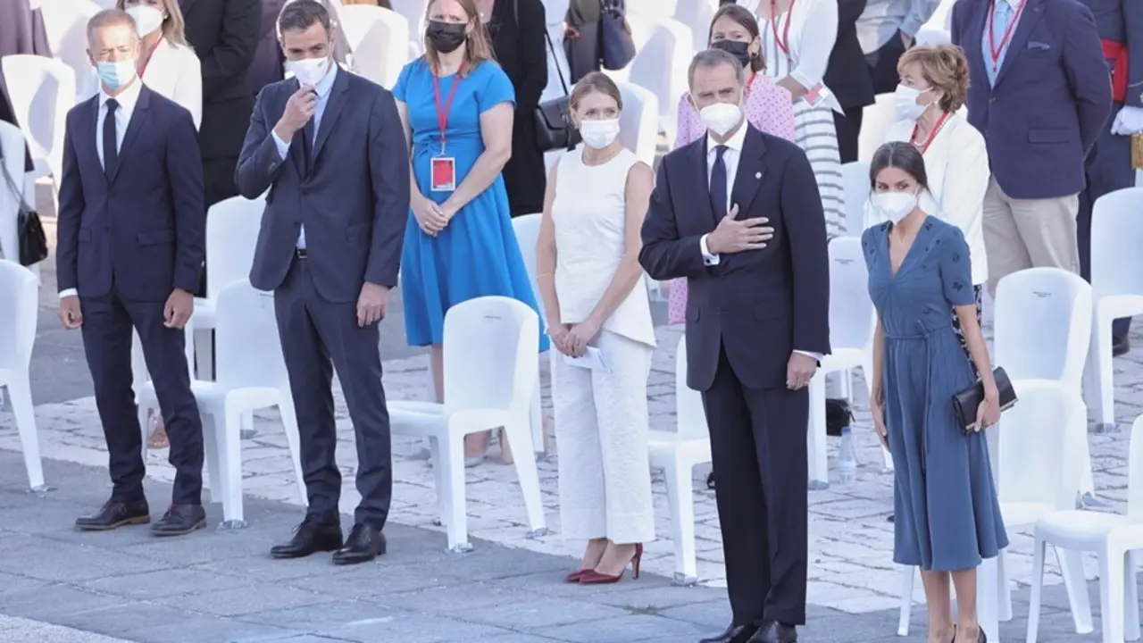 (I-D) El presidente del Senado, Ander Gil; el presidente del Gobierno, Pedro S&aacute;nchez y los Reyes, Felipe VI y Letizia, durante el acto de homenaje de Estado a las v&iacute;ctimas de la enfermedad por coronavirus y de reconocimiento al personal sanitario, en la p