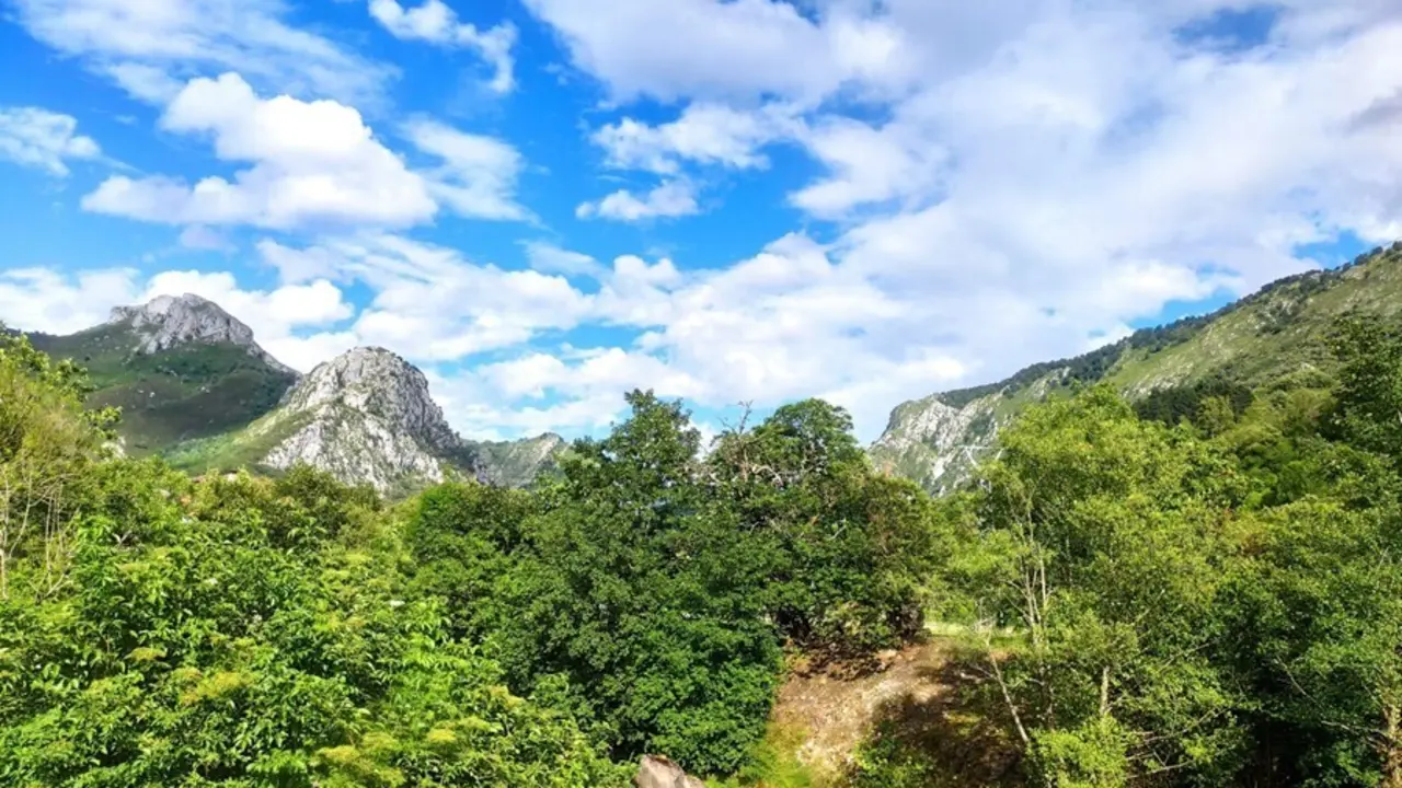 Archivo - Picos de Europa desde Arenas de Cabrales.