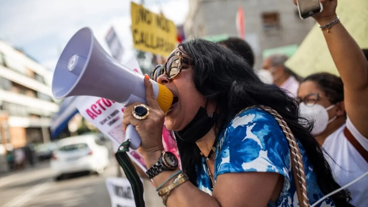 Varias personas se concentran ante la Embajada de Cuba en Madrid en contra del r&eacute;gimen comunista del Gobierno cubano, a 13 de julio de 2021, en Madrid (Espa&ntilde;a). Convocada por la Alianza Iberoamericana Europea contra el comunismo con el lema&nbsp;  &lsquo;por la libe