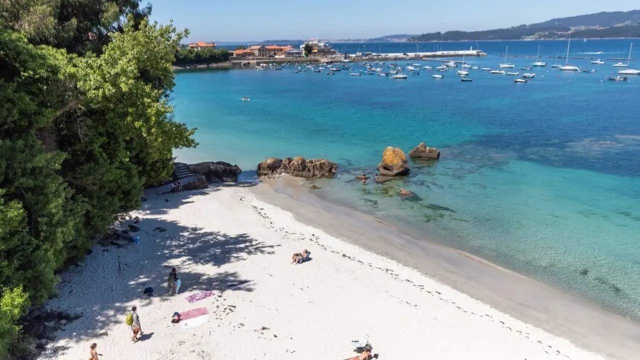 Archivo - Varias personas se ba&ntilde;an y toman el sol en una playa del municipio de Mar&iacute;n, a 5 de junio de 2021, en Mar&iacute;n, Pontevedra, Galicia, (Espa&ntilde;a). 