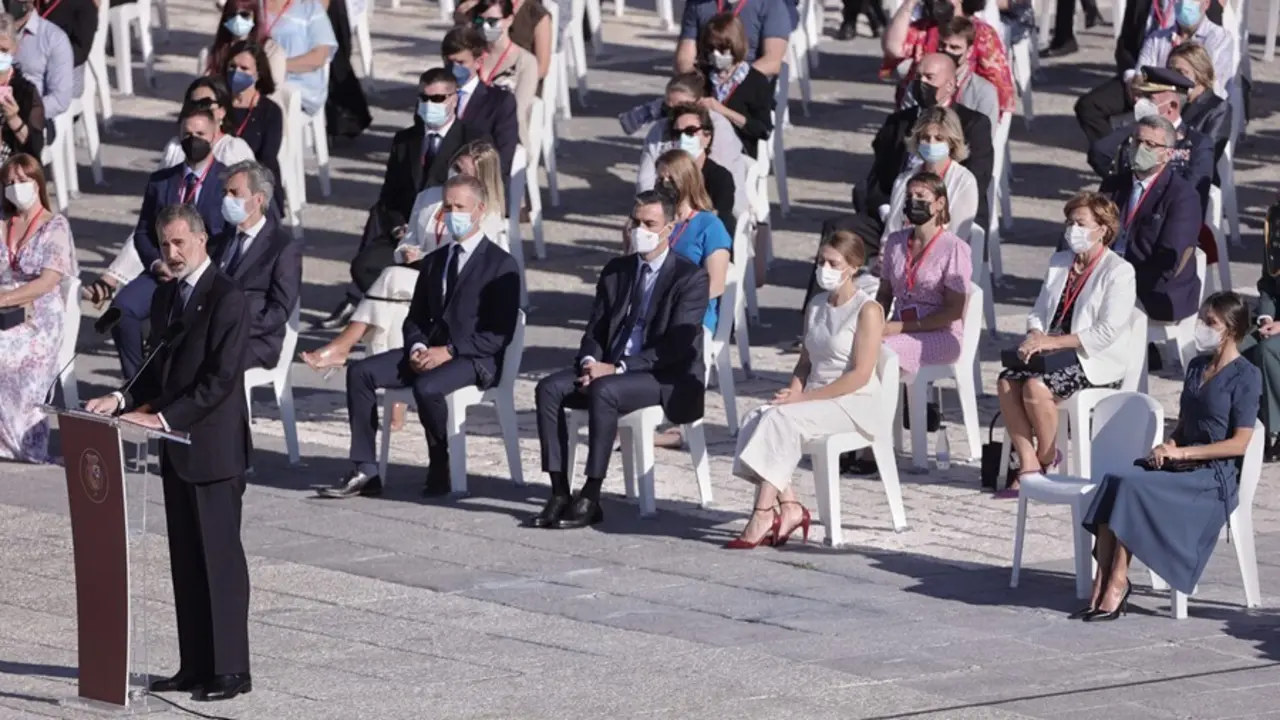 El Rey Felipe VI, interviene durante el acto de homenaje de Estado a las v&iacute;ctimas de la enfermedad por coronavirus y de reconocimiento al personal sanitario, en la plaza de la Armer&iacute;a del Palacio Real, a 15 de julio de 2021, en Madrid (Espa&ntilde;a). El acto, o