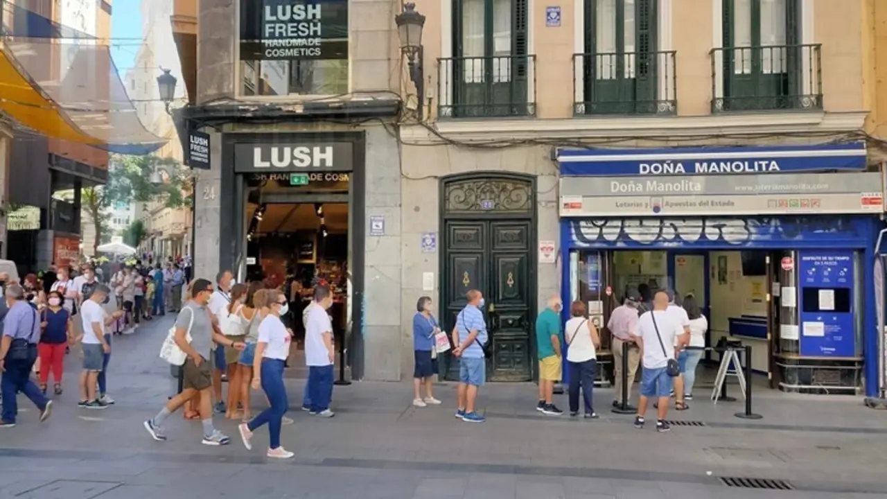 Largas colas en la popular administraci&oacute;n
