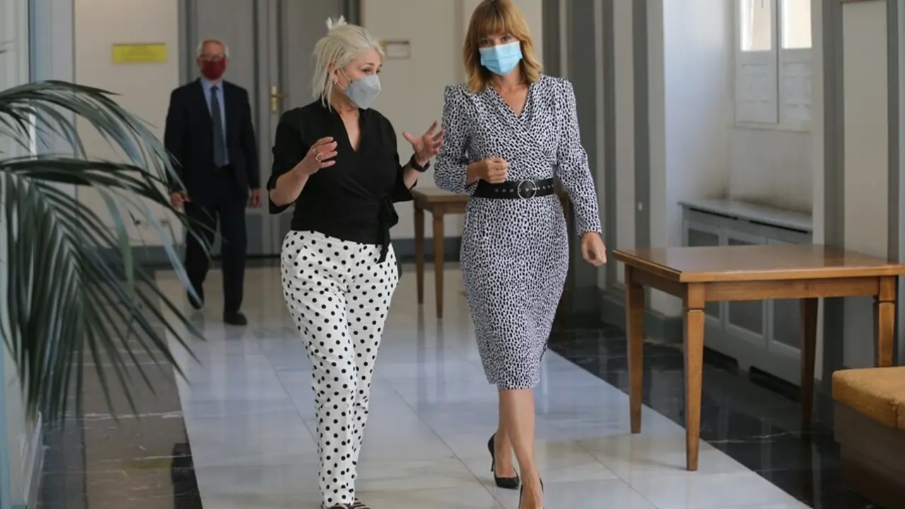 La ministra de Educaci&oacute;n y FP, Pilar Alegr&iacute;a (d), y la presidenta del Consejo Escolar del Estado, Encarna Cuenca (i), antes de la celebraci&oacute;n del Pleno del Consejo Escolar del Estado de este jueves 15 de julio de 2021 en Madrid