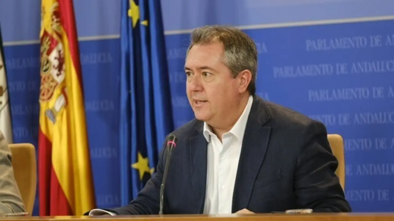 El candidato del PSOE-A a la Junta de Andaluc&iacute;a, Juan Espadas, este jueves en rueda de prensa en el Parlamento.