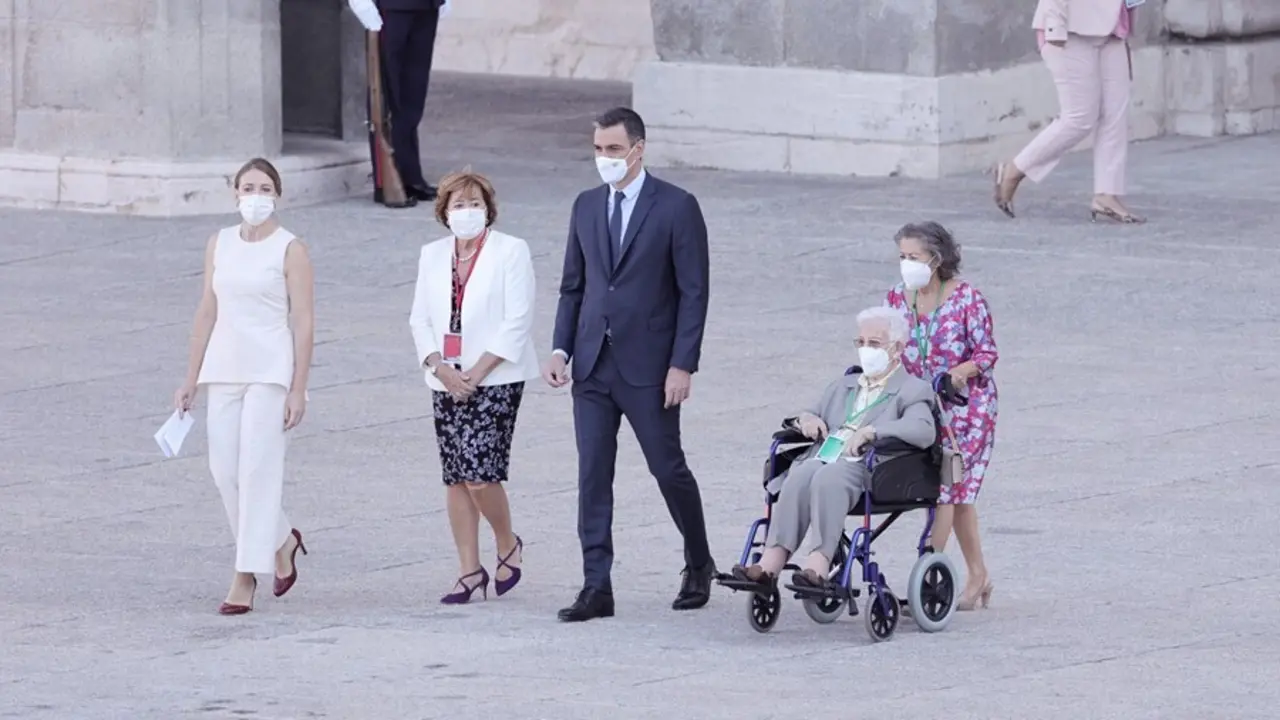 La cirujana pedi&aacute;trica e hija de Joaqu&iacute;n D&iacute;az Dom&iacute;nguez, jefe del Servicio de Cirug&iacute;a del Hospital La Paz de Madrid que falleci&oacute; durante la pandemia, Mar&iacute;a D&iacute;az Di&ntilde;eiro (1i); el presidente del Gobierno, Pedro S&aacute;nchez y la primera mujer en vacunarse contra