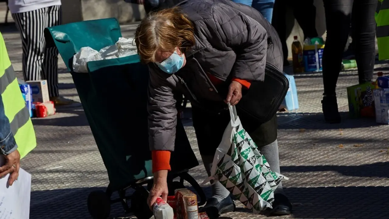 Archivo - Una mujer recoge los productos de alimentaci&oacute;n donados por parte de la Despensa Solidaria de Chamber&iacute;.