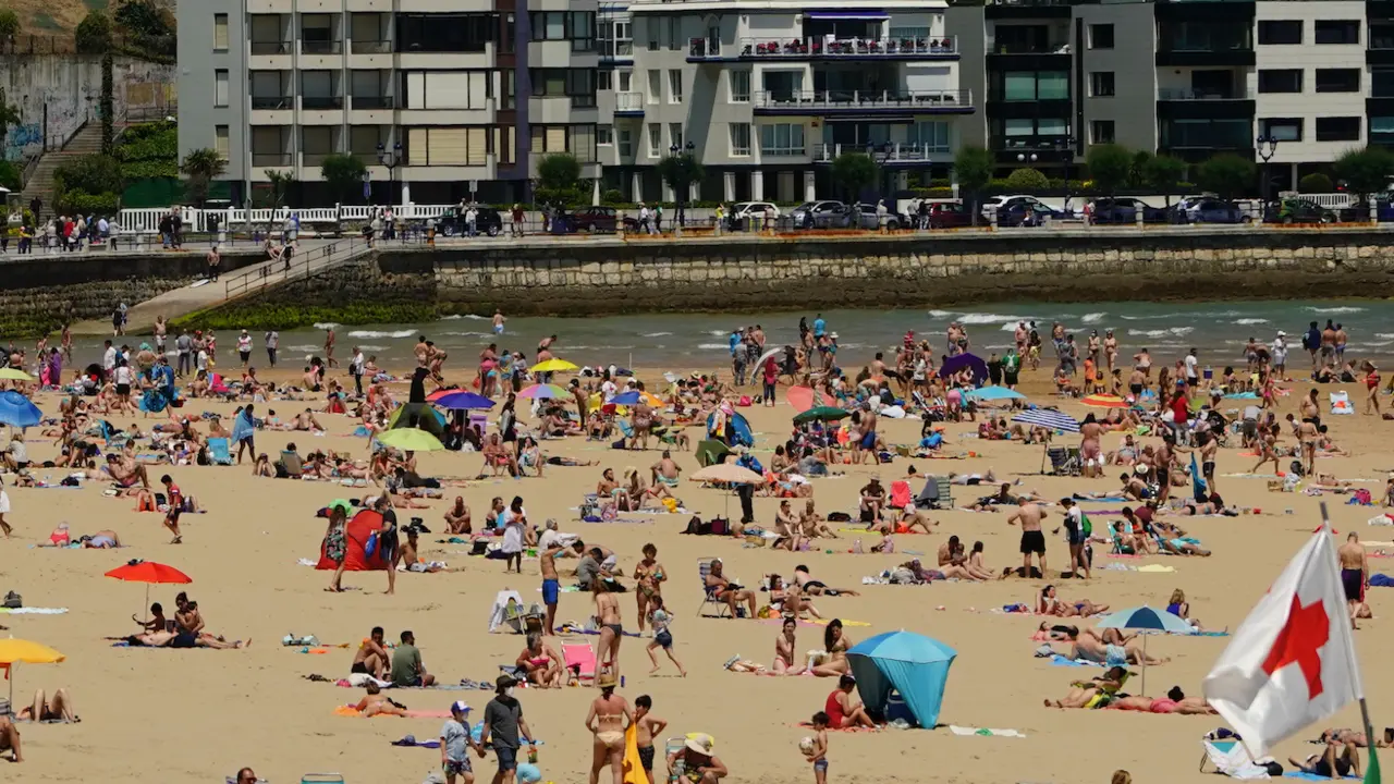 Varias personas en la playa del Sardinero en Santander. / Hardy