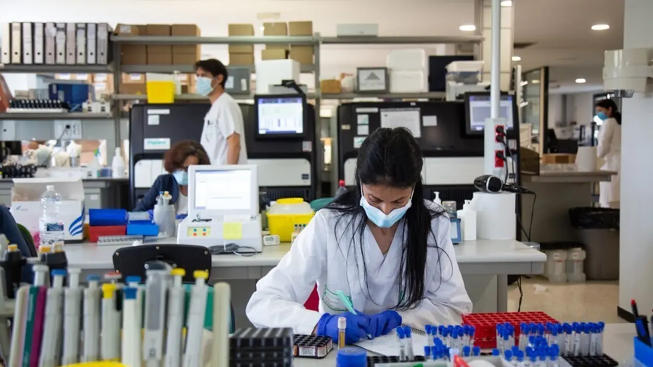 Archivo - Imagen de archivo de investigadores trabajando en un laboratorio