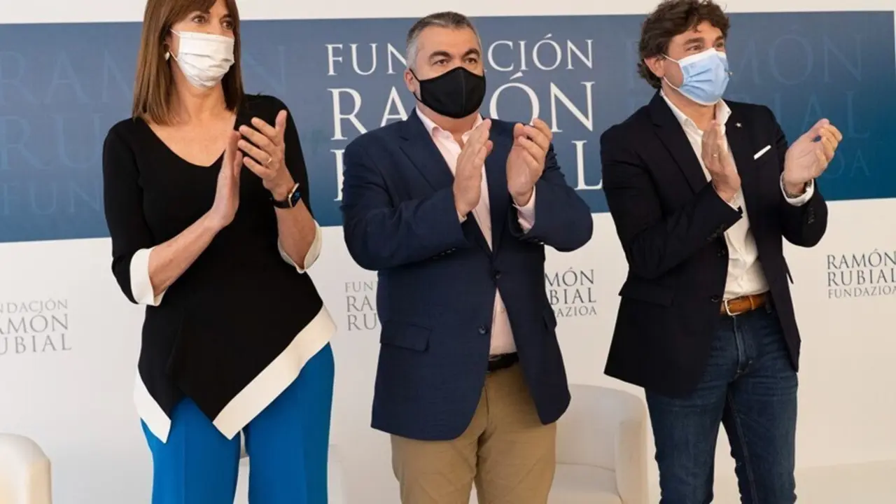 Los dirigentes socialistas Idoia Mendia, Santos Cerd&aacute;n y Eneko Andueza