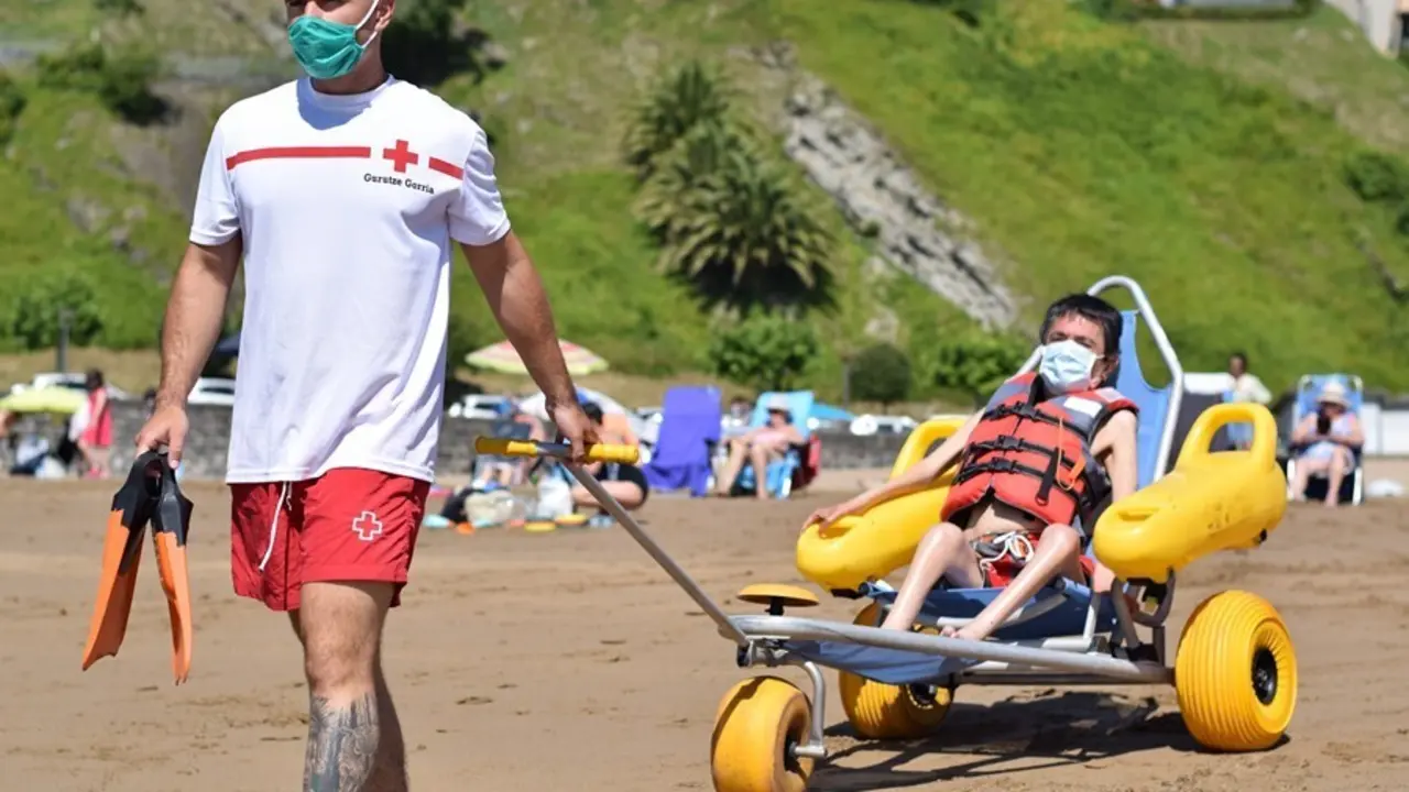Trabajador de Cruz Roja en el proyecto de la ONG para ayudar a personas discapacitadas en su acceso a las playas
