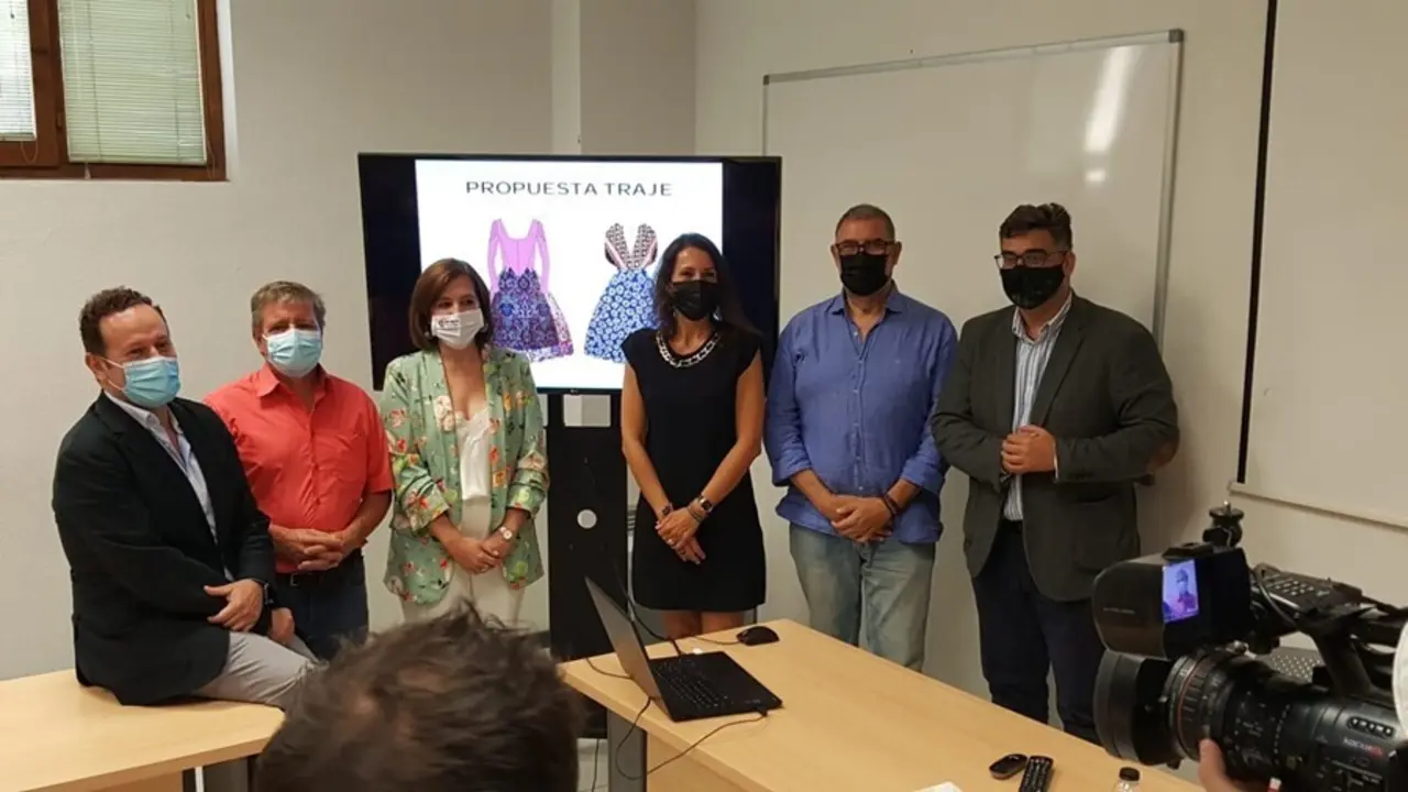 La vicealcaldesa de Zaragoza, Sara Fern&aacute;ndez, el alcalde de Fuendetodos, Enrique Salue&ntilde;a, y los representantes de Turismo de C&aacute;mara Zaragoza, Antonio Presencio y  Natalia Garc&iacute;a, presentan la recreacion goyesca que se celebrar&aacute; en Zaragoza