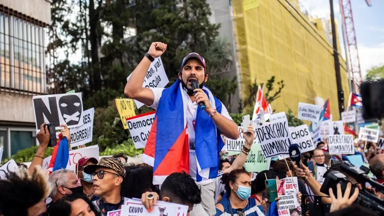 Varias personas se concentran ante la Embajada de Cuba en Madrid en contra del r&eacute;gimen comunista del Gobierno cubano, a 13 de julio de 2021, en Madrid (Espa&ntilde;a). Convocada por la Alianza Iberoamericana Europea contra el comunismo con el lema&nbsp;  &lsquo;por la libe