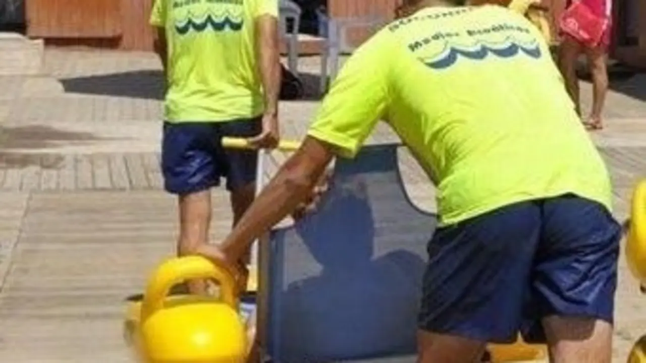 Archivo - Servicio Ofrecido En Una Playa Accesible