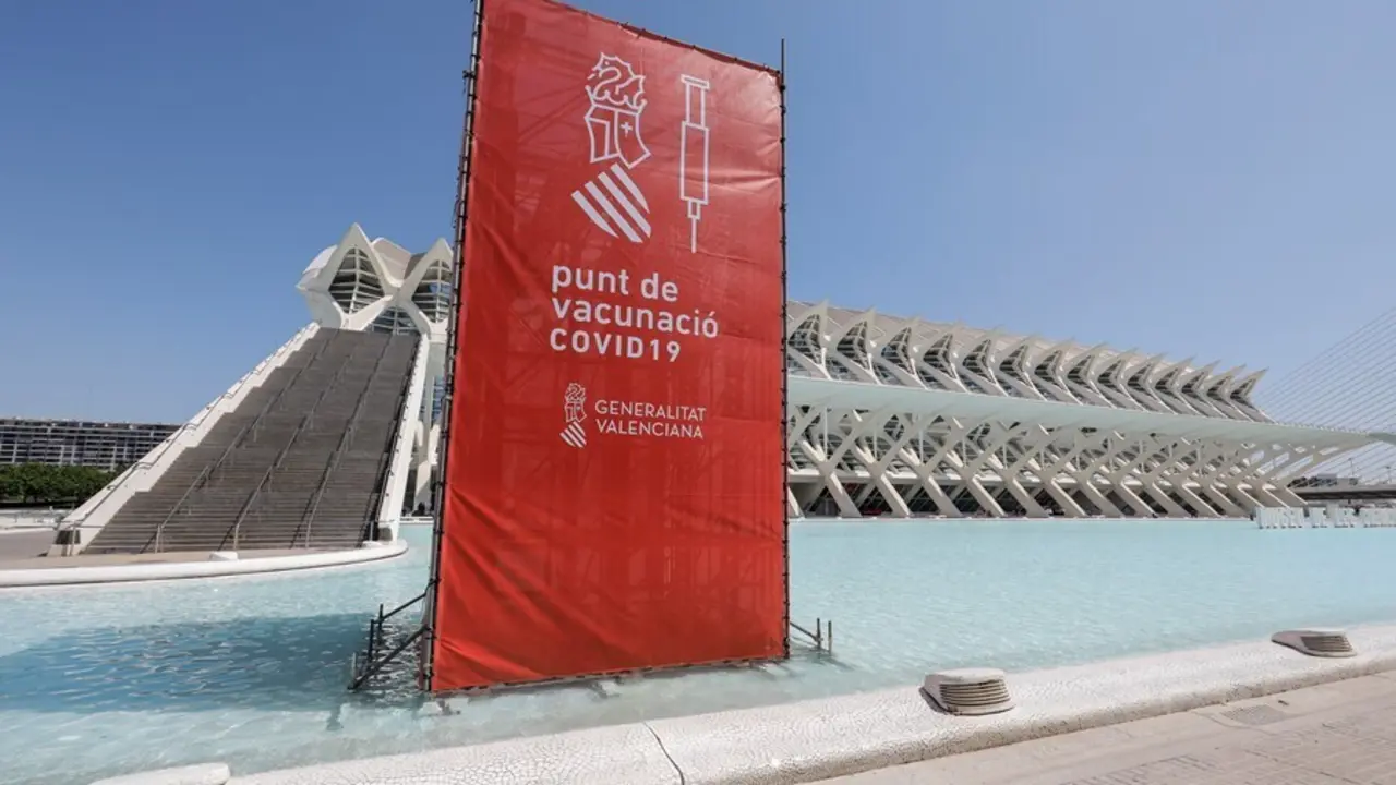 Archivo - Punto de vacunaci&oacute;n en la Ciudad de las Artes y las Ciencias de Val&egrave;ncia. 